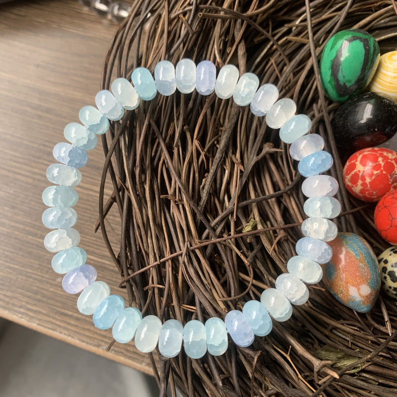 Bracelet en opaline, pierre bleue translucide, perles rondes élastique scintillantes, modèle Aloka - La Boutique du Bracelet