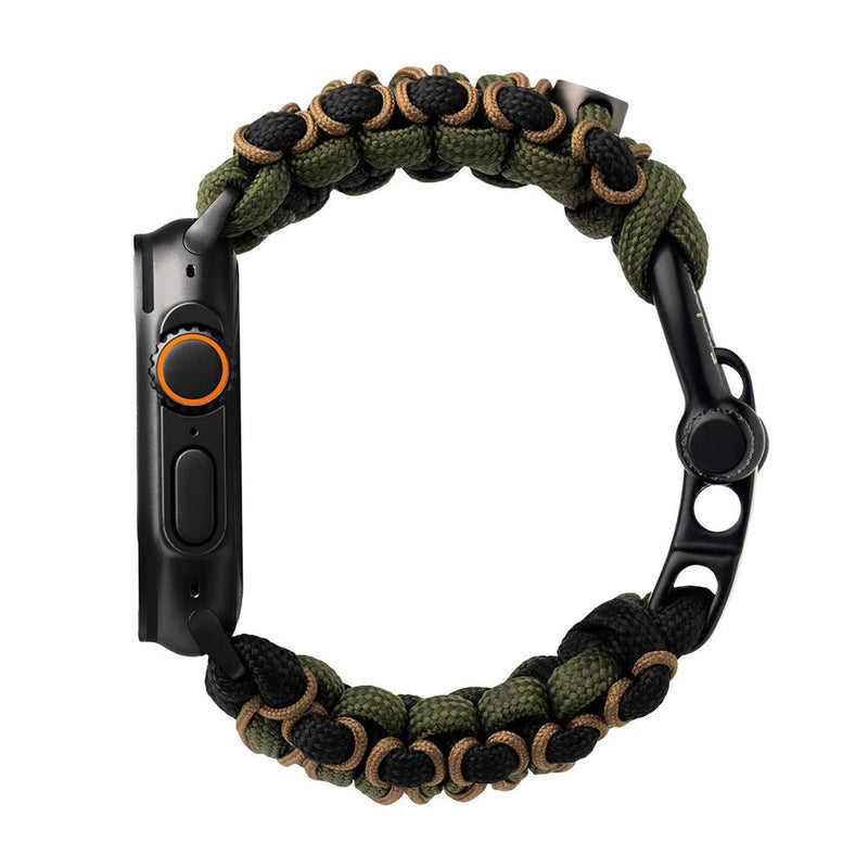 Bracelet en paracorde kaki et noir, tressé, avec fermeture ajustable pour Apple Watch noir, côté bouton orange visible.