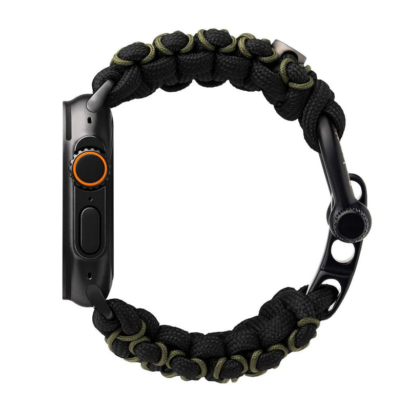 Bracelet en paracorde noir et kaki, tressé, ajustable, boîtier Apple Watch noir côté bouton orange.