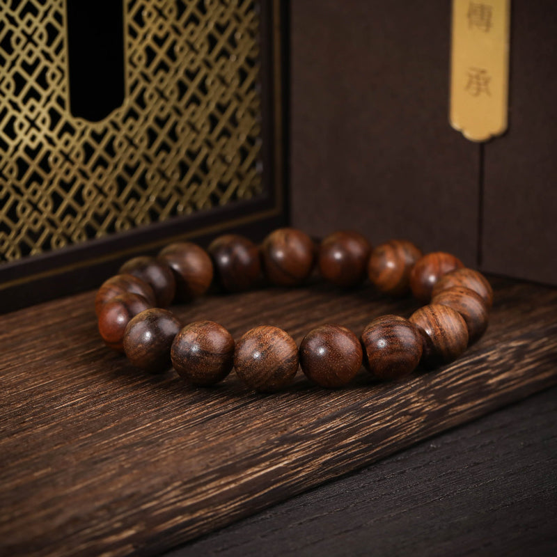 Bracelet élastique perles rondes en bois de rose marron foncé au fini lisse et naturel.