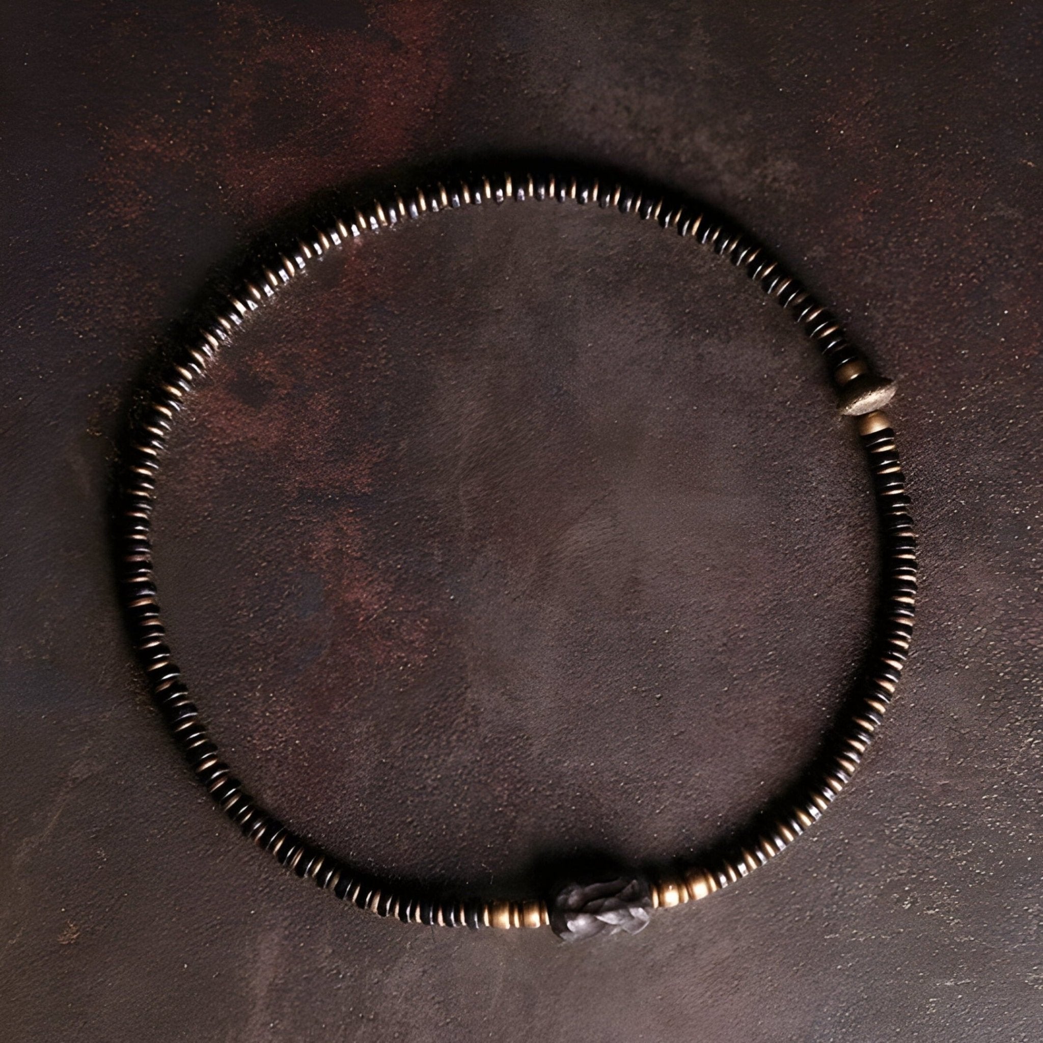 Bracelet double rang en perles noires d’ébène avec accents en cuivre pour femme, modèle Soriana.
