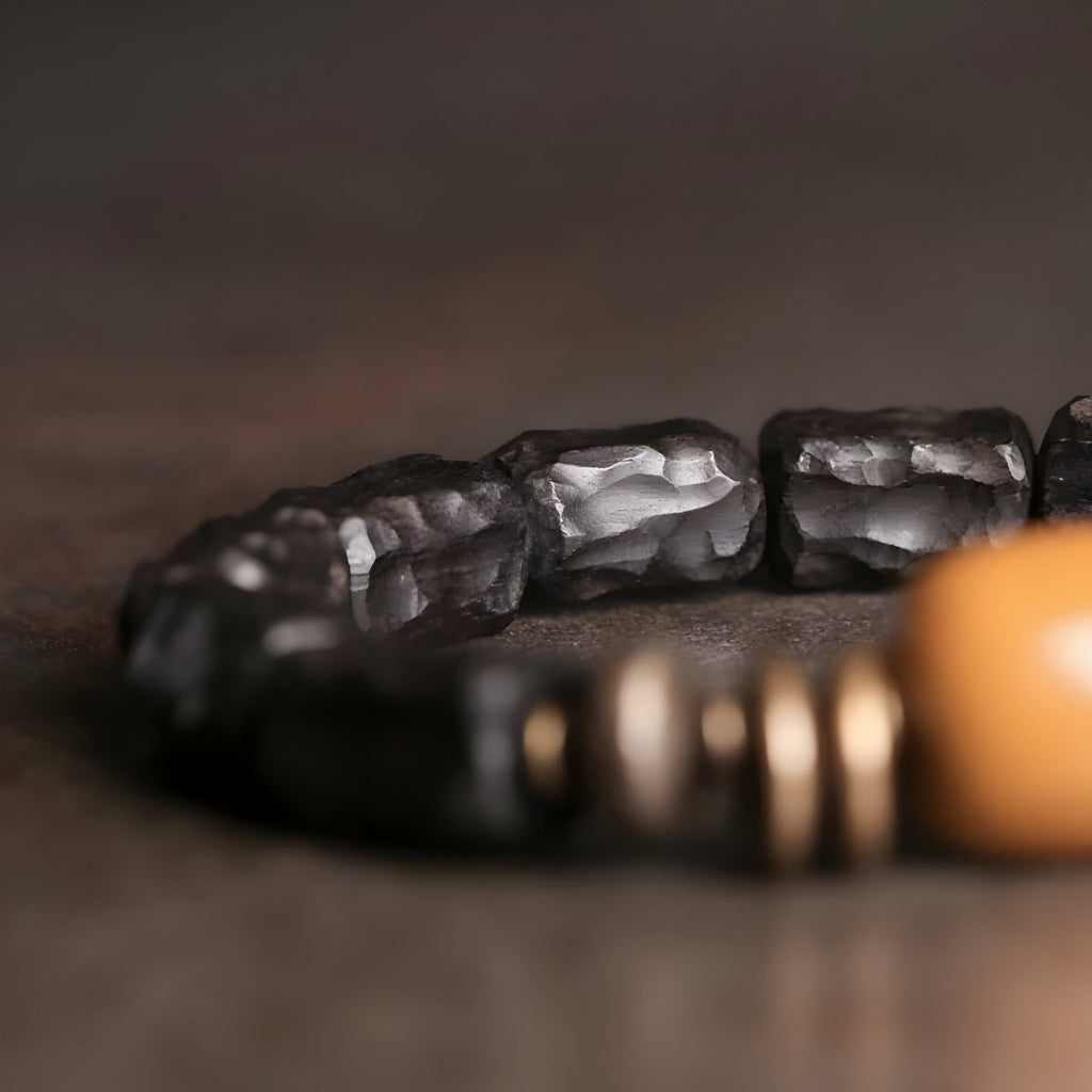 Bracelet femme en perles de bois d'ébène noir, anneaux cuivre et pierre de jade verte raffinée.