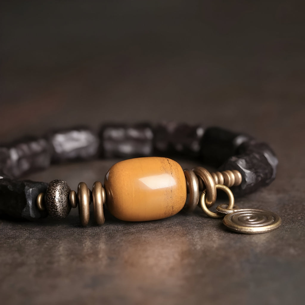 Bracelet femme perles bois noir ébène, cuivre, pierre centrale ovale jaune, breloque spirale cuivre.