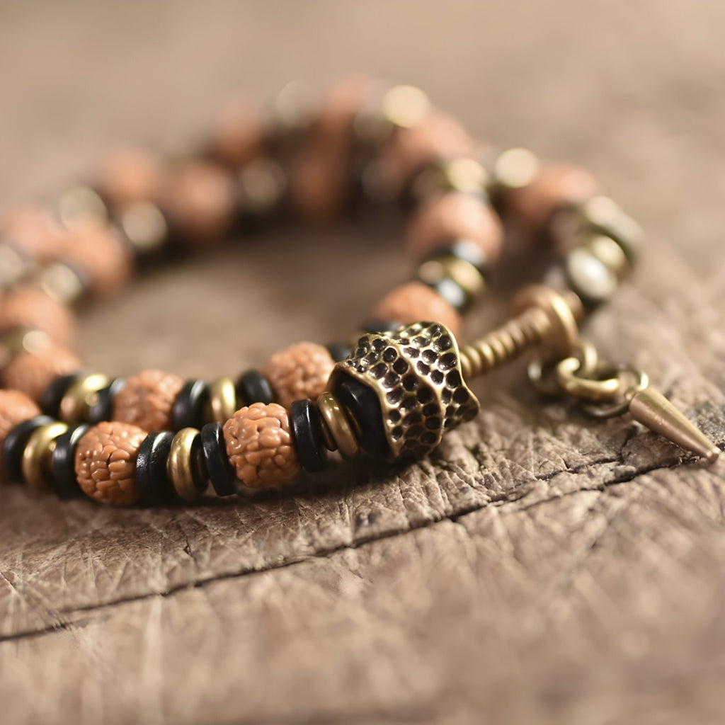 Bracelet femme en perles de Rudraksha marron et bois d’ébène noir, fermoir métallique doré, style naturel et artisanal.