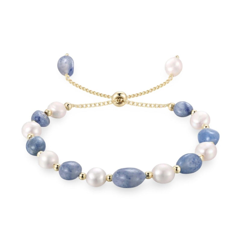 Bracelet ajustable perles d'eau douce blanches et perles ovales bleu marine sur chaîne dorée.