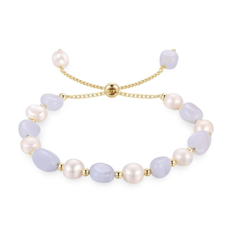 Bracelet ajustable en perles d'eau douce blanches et pierres bleu lavande, chaînes dorées délicates.