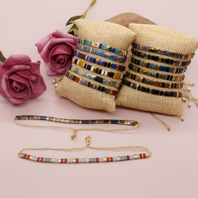 Bracelets en perles japonaises multicolores ajustables, style Yaomi, fermoir doré, présentation sur coussins en toile beige, .