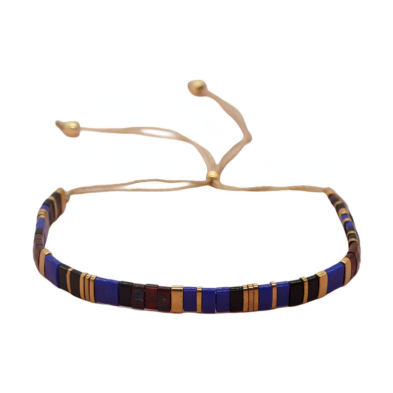 Bracelet ajustable en perles japonaises bleu, marron et doré avec fermeture coulissante en corde beige.