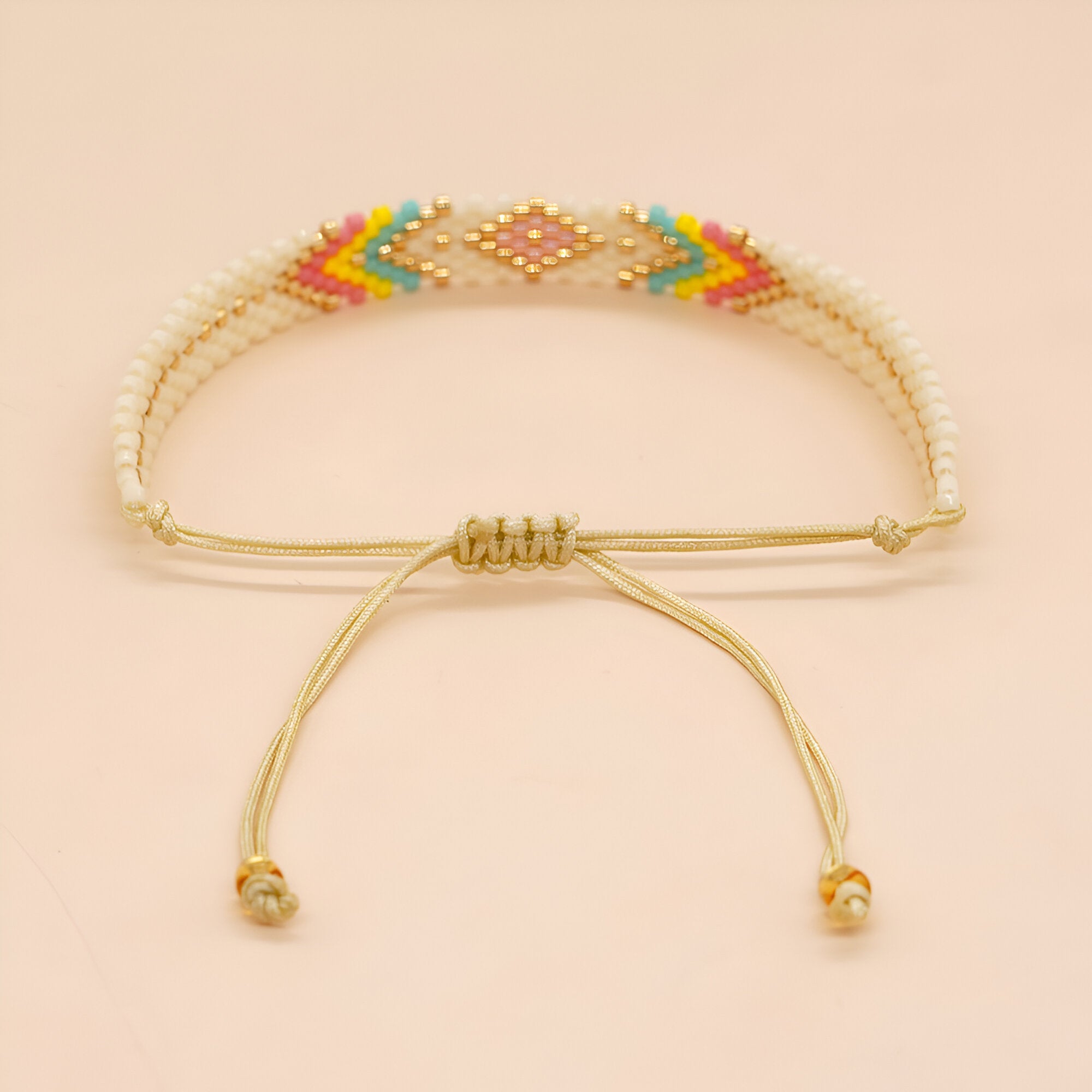 Bracelet ajustable en perles rondes blanches avec motif coloré multicolore style Kimea.
