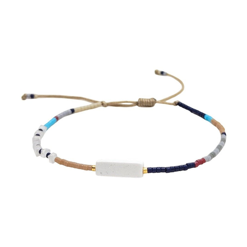 Bracelet ajustable en perles miyuki multicolores avec pierre naturelle blanche plate.