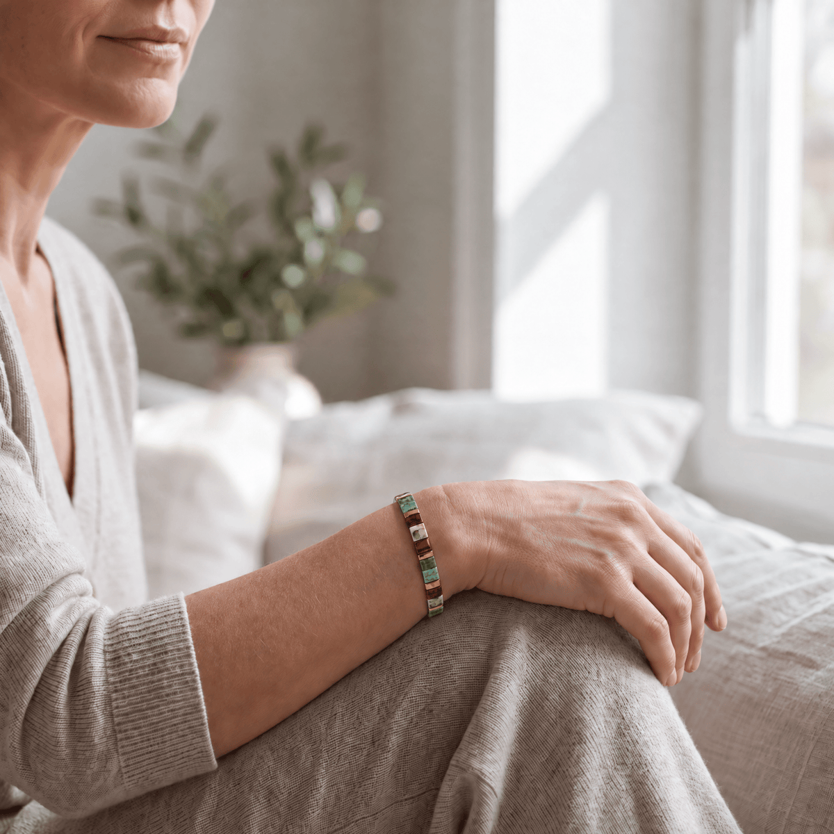 Bracelet Akemi porté au poignet — intérieur, proportion réelle