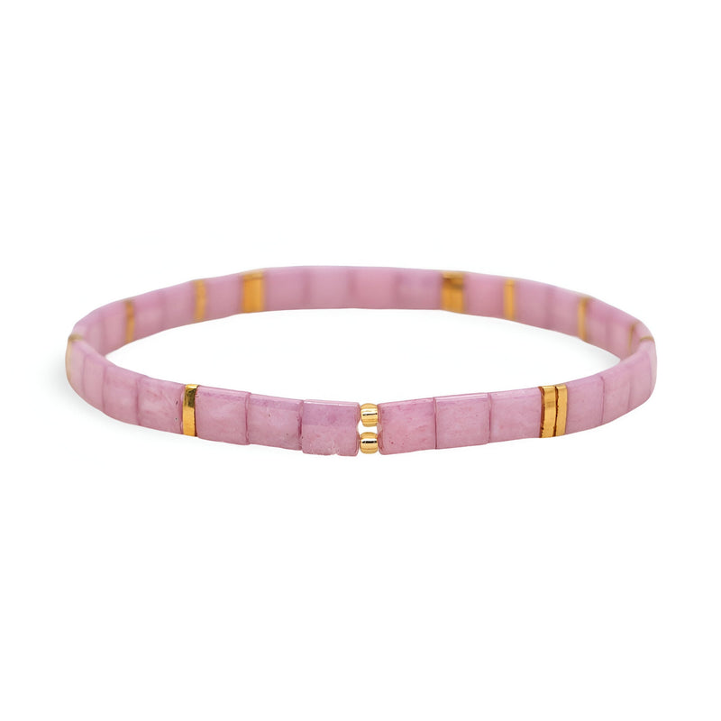 Bracelet femme en perles carrées roses avec détails dorés, style moderne et épuré.