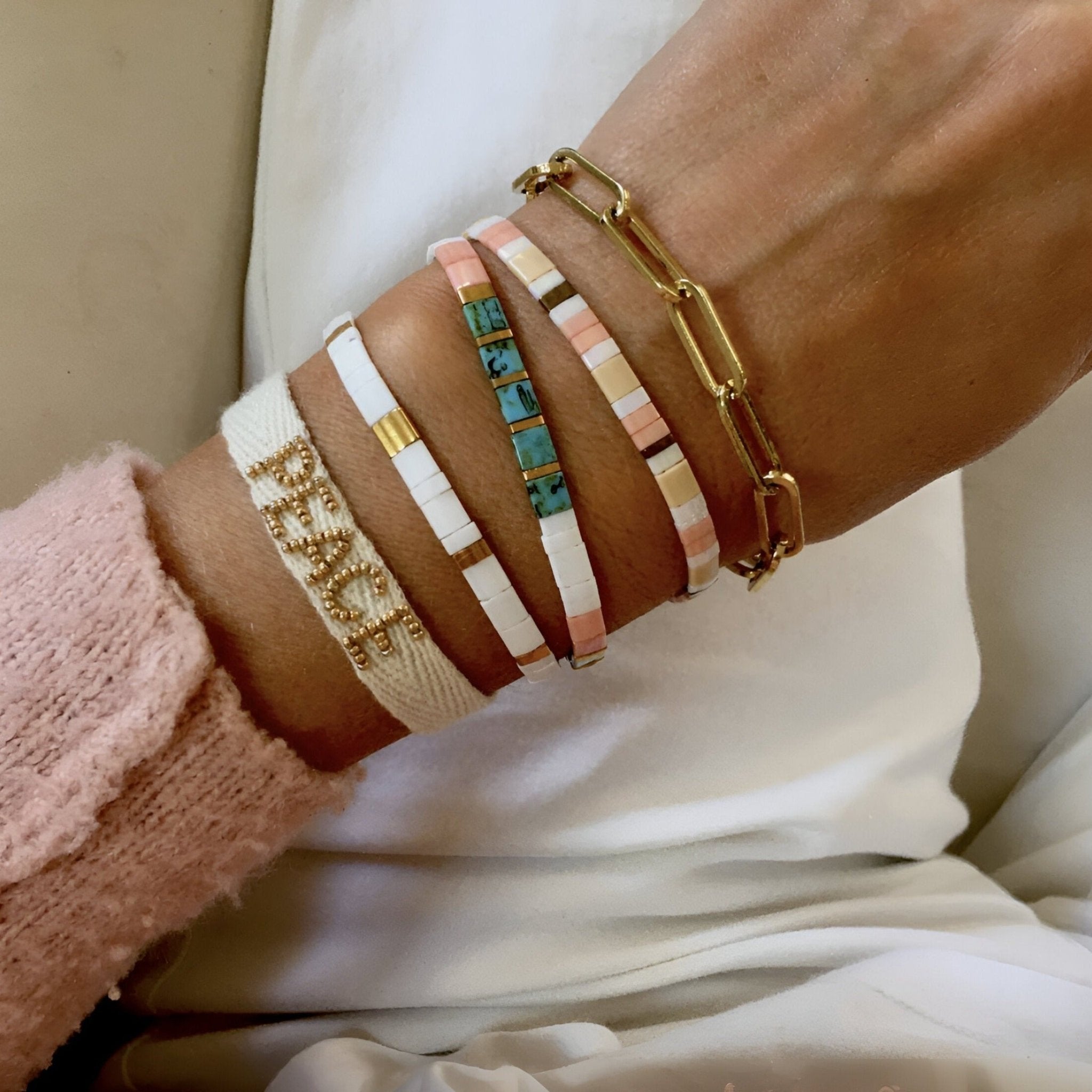 Bracelet femme perles roses, bleu turquoise, doré et blanc, style japonais élégant.