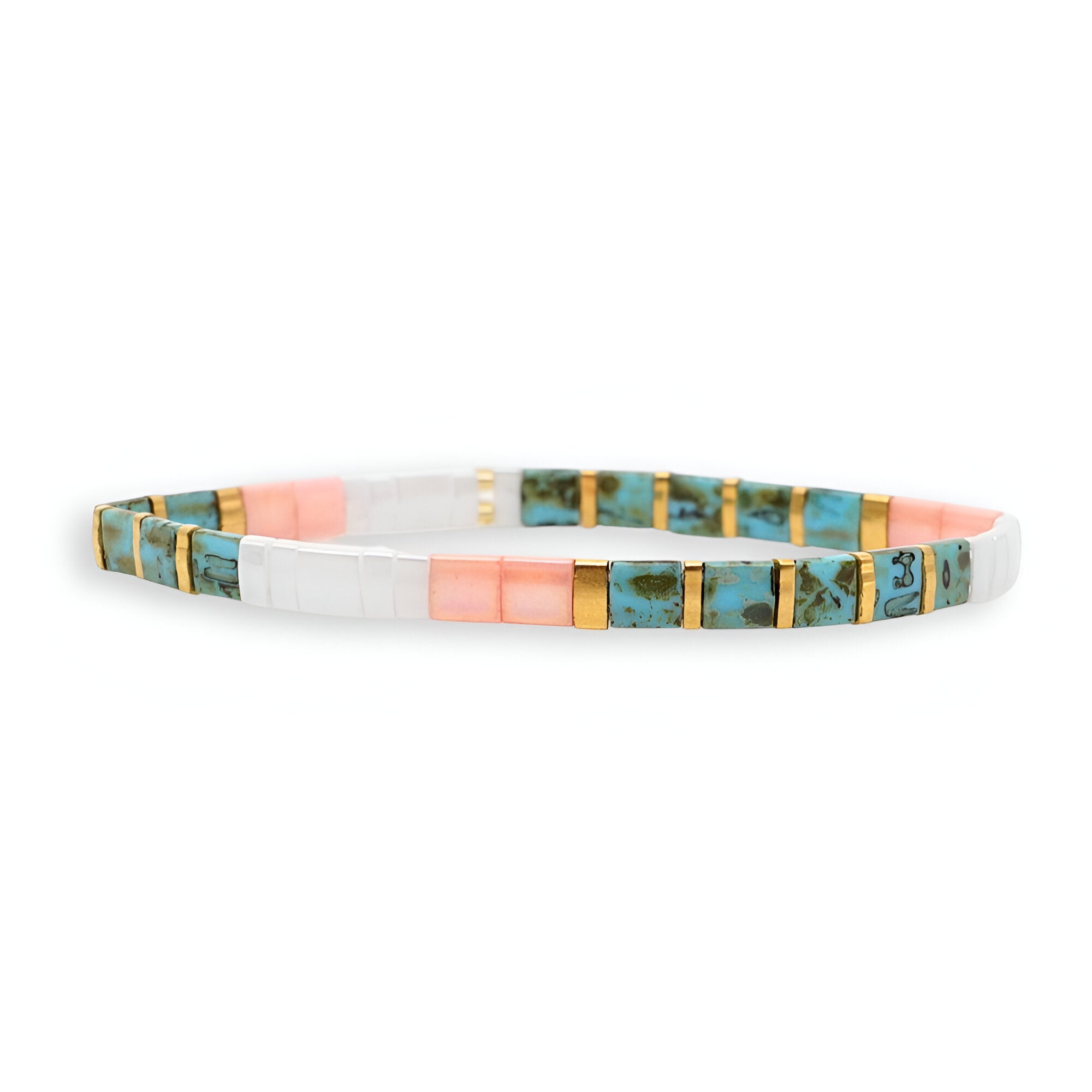 Bracelet fin en perles carrées bleu et corail avec détails dorés, style japonais moderne.