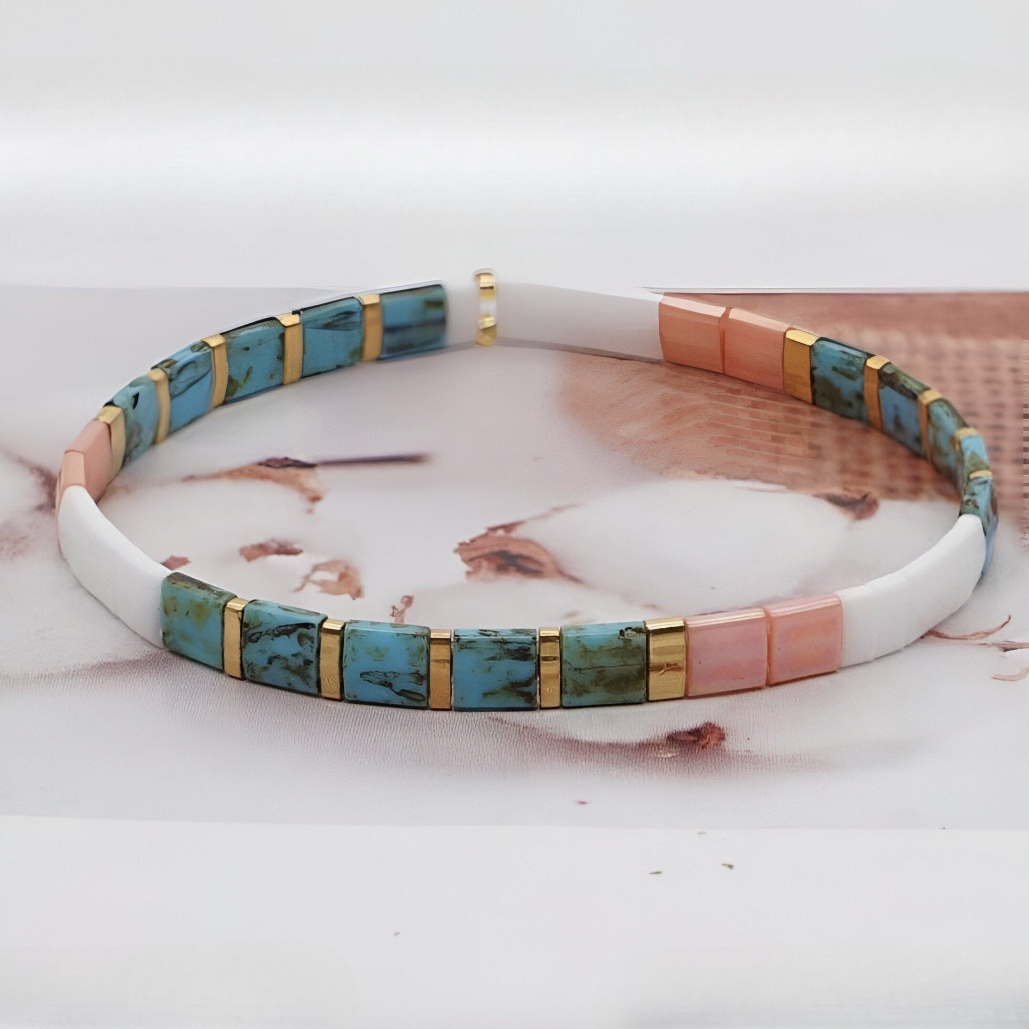 Bracelet femme perles turquoise, blanc et rose avec accents dorés, style délicat et épuré.