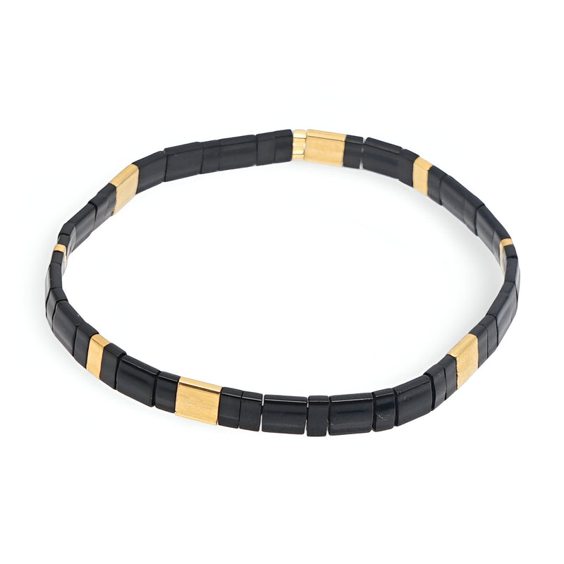 Bracelet femme en perles japonaises noires et dorées, modèle Hitomi, style minimaliste.