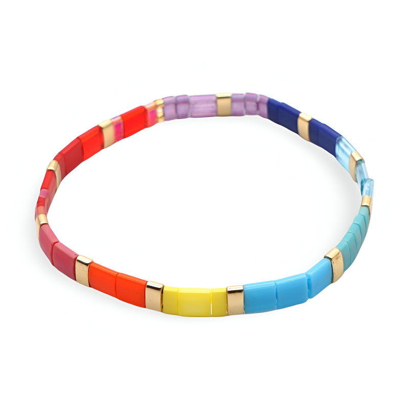 Bracelet femme en perles japonaises multicolores avec petits séparateurs dorés.