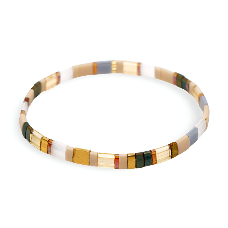 Bracelet femme en perles japonaises multicolores avec sections blanches, or, vert et terracotta.