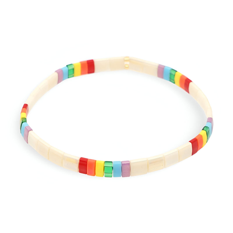 Bracelet femme perles du Japon multicolores alternant ivoire, rouge, vert et violet.