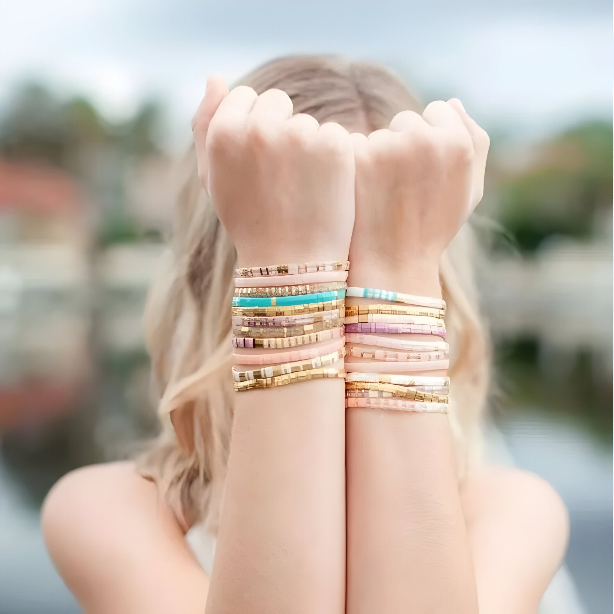 Bracelets en perles du Japon multicolores avec motifs pastel et dorés, style féminin délicat.