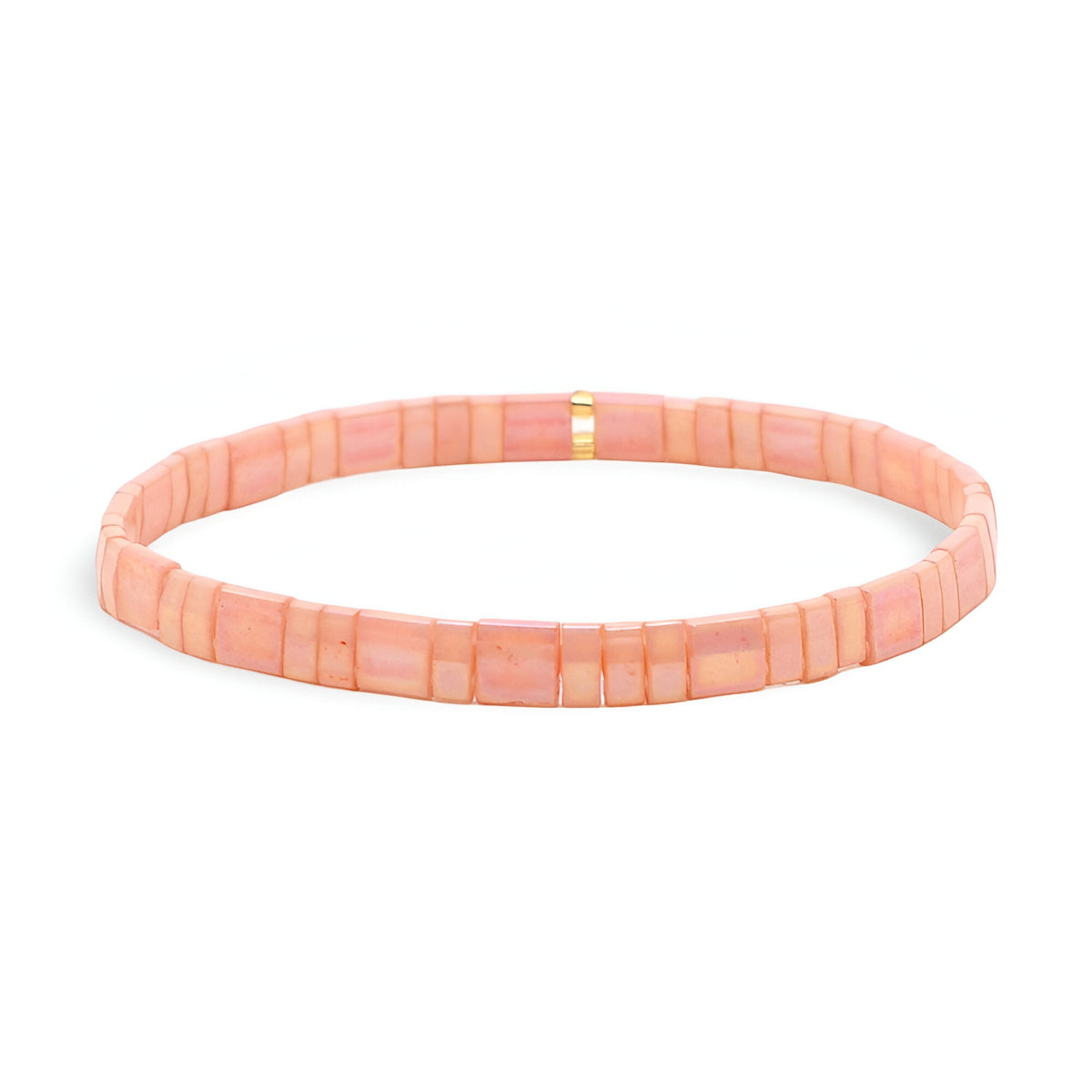 Bracelet femme en perles plates roses du Japon avec détail doré central.