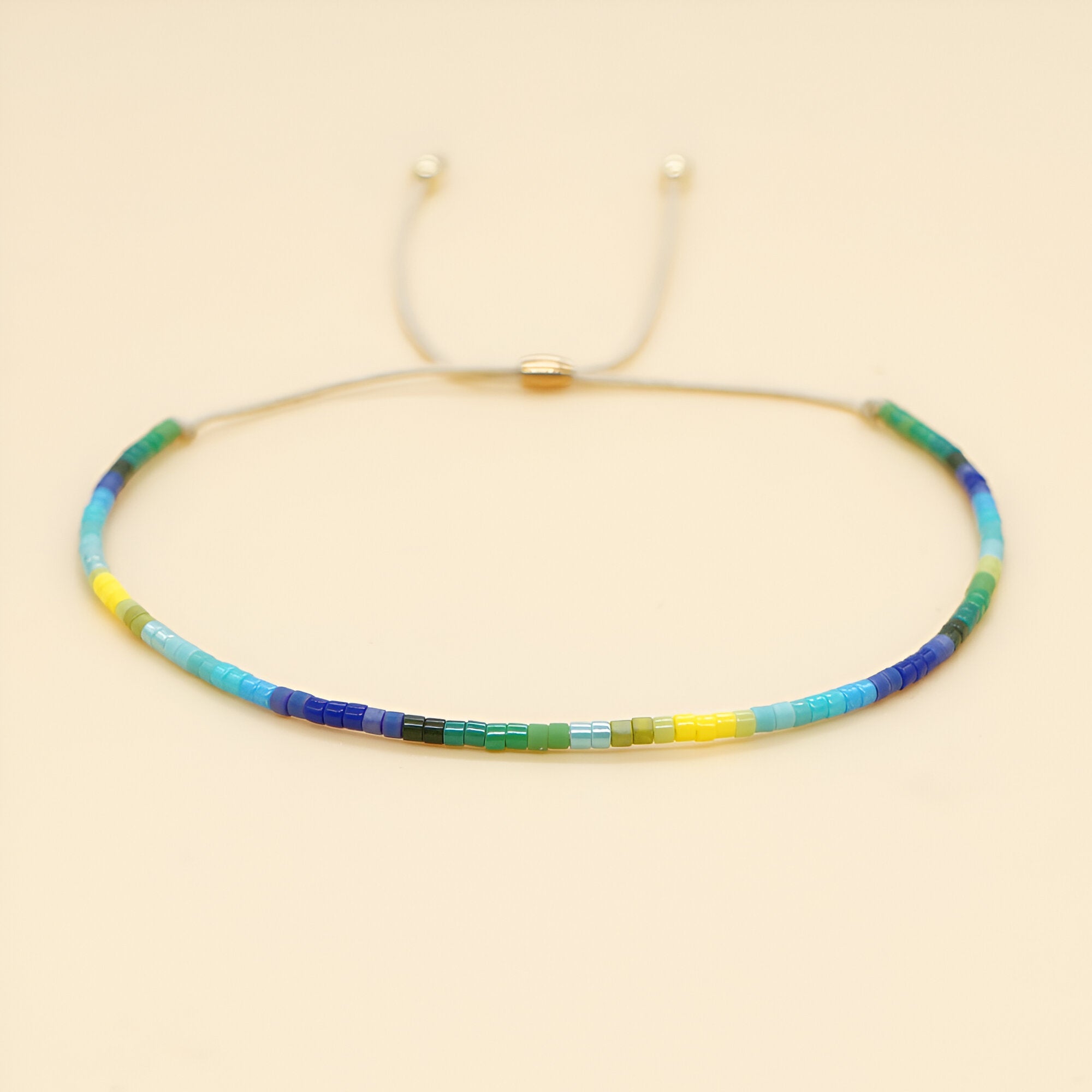 Bracelet femme fin ajustable en perles colorées bleu, vert, jaune et blanc style Kumiko.