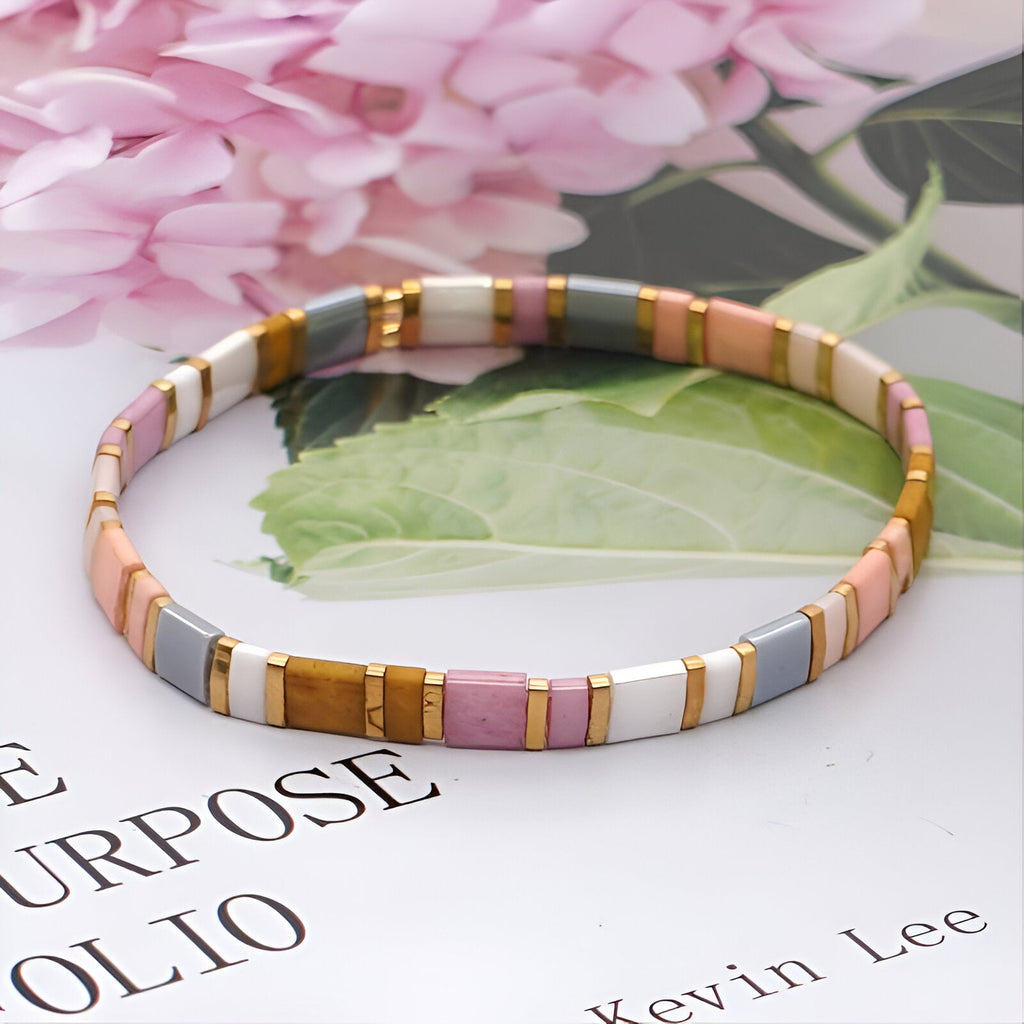 Bracelet fin en perles japonaises multicolores pastel avec accents dorés, modèle Maki, pour femme.