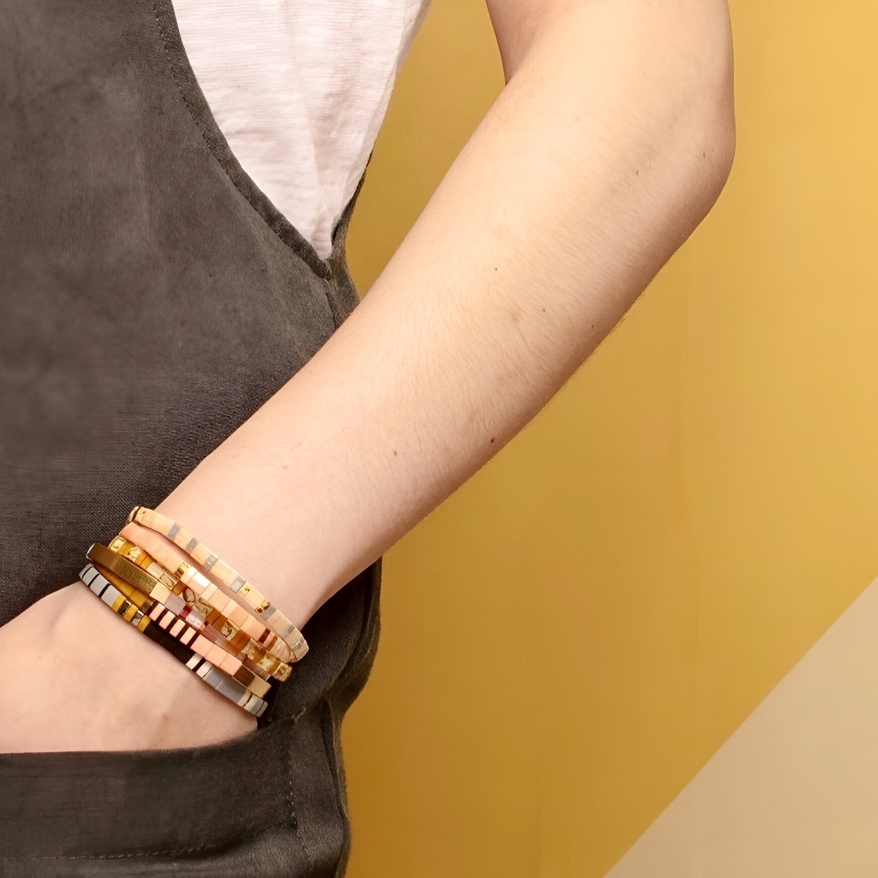 Bracelet femme perles Japon bleu, beige et marron, design empilable et moderne.