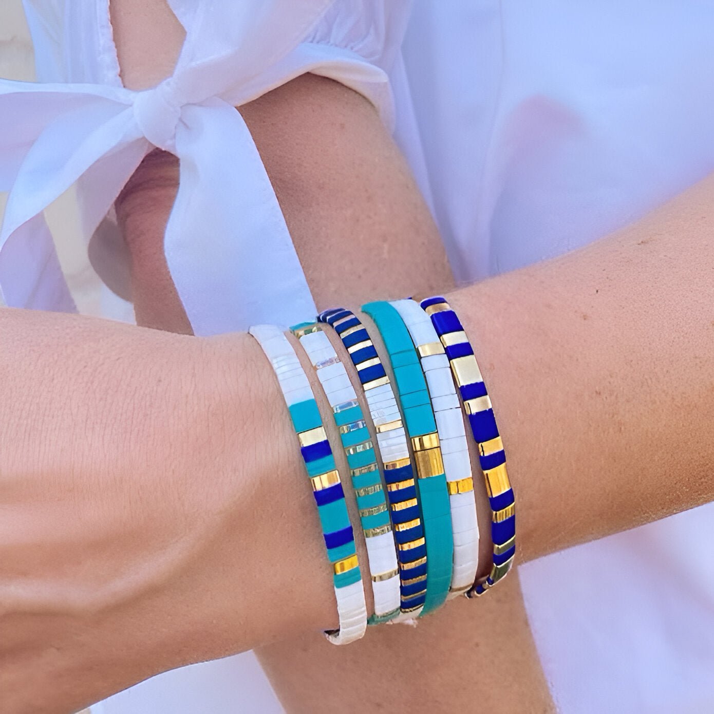 Bracelet femme en perles japonaises bleu, blanc et or, style empilable, modèle Mao.