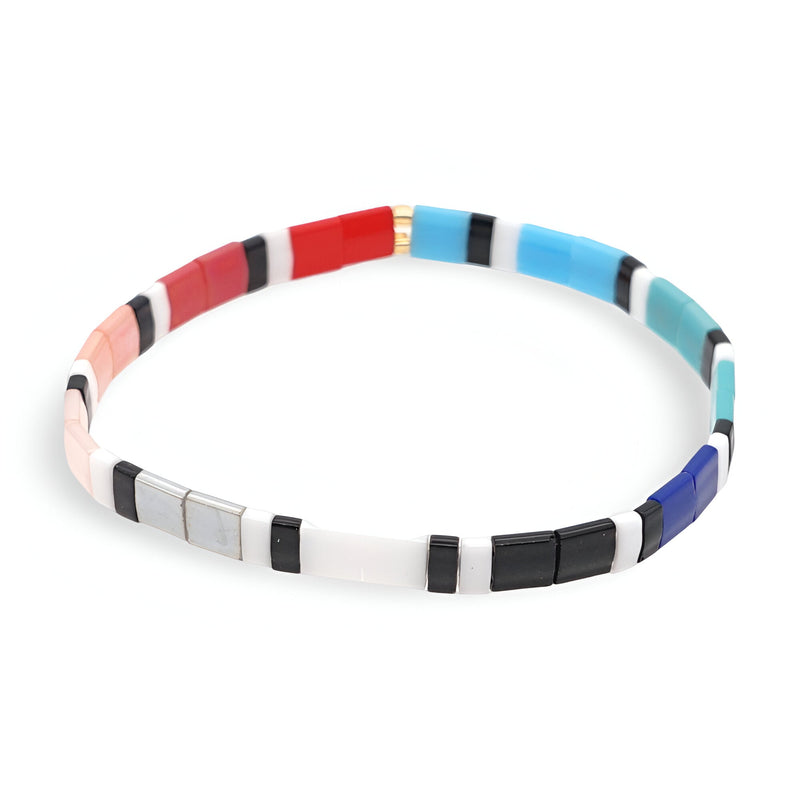 Bracelet fin multicolore en perles japonaises avec segments colorés bleu, rouge, noir et blanc.