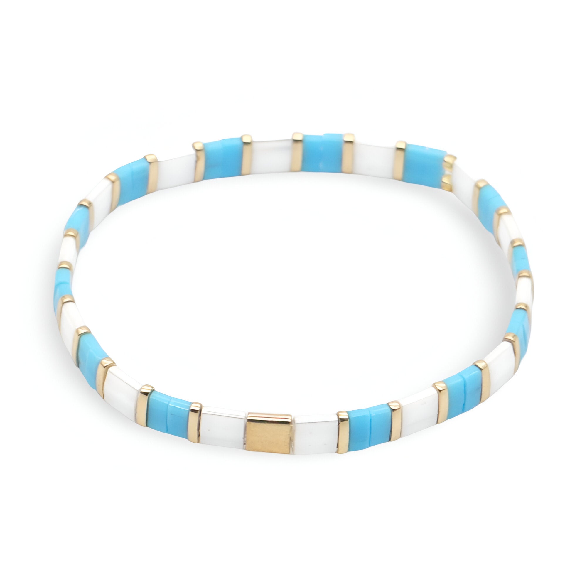 Bracelet femme perles rectangulaires bleu et blanc avec pièce centrale dorée.