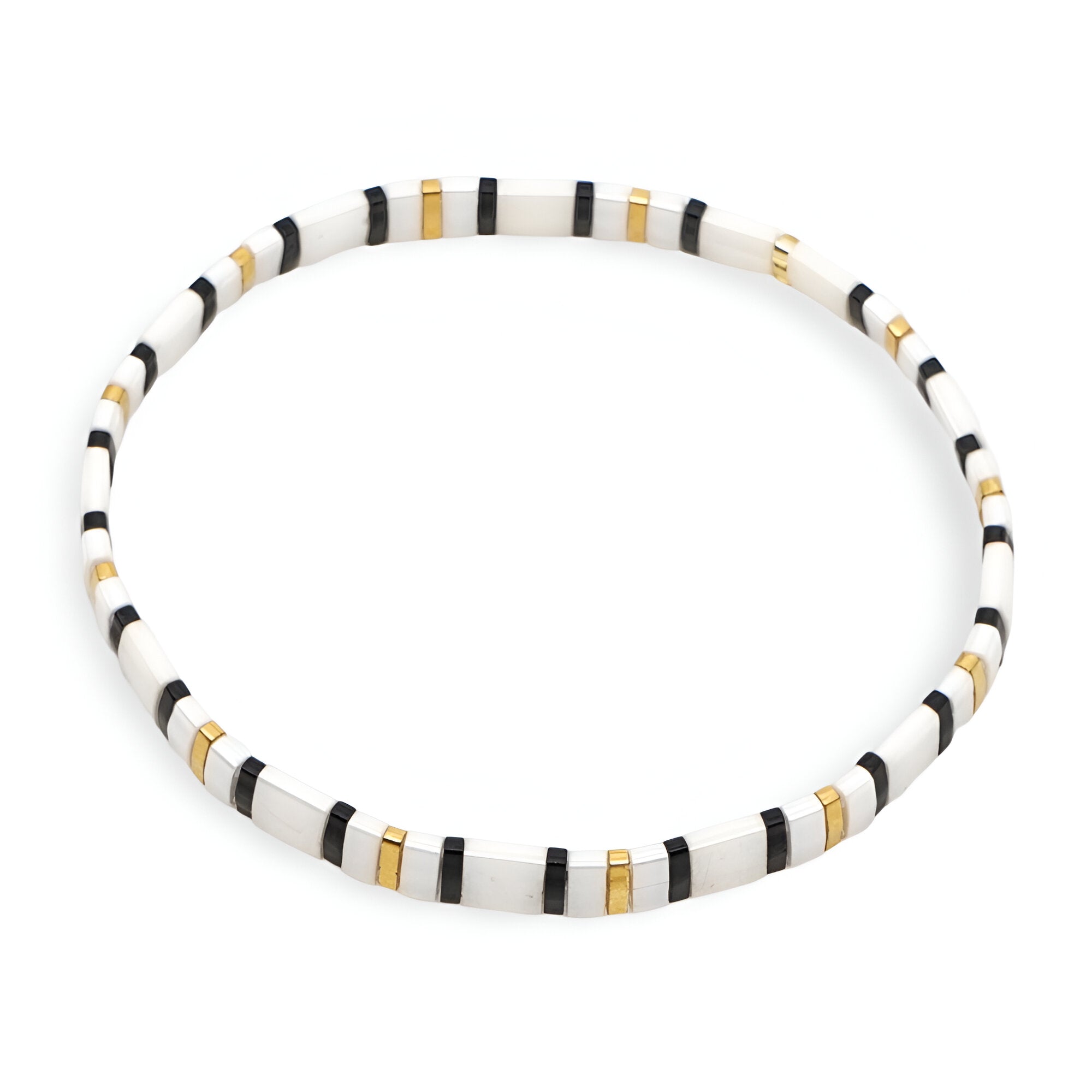 Bracelet fin en perles blanches, noires et dorées, motif rayé élégant, modèle Natsuki.