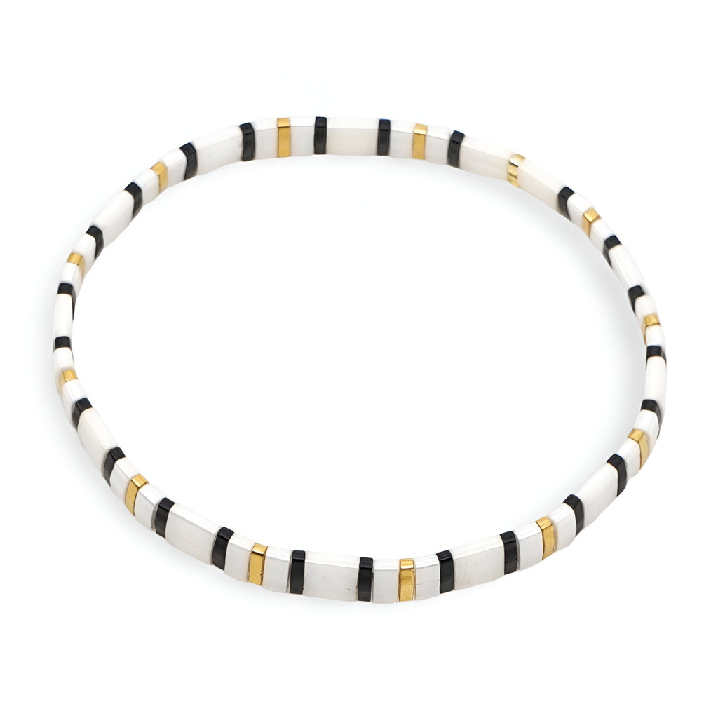 Bracelet fin en perles blanches, noires et dorées, motif rayé élégant, modèle Natsuki.