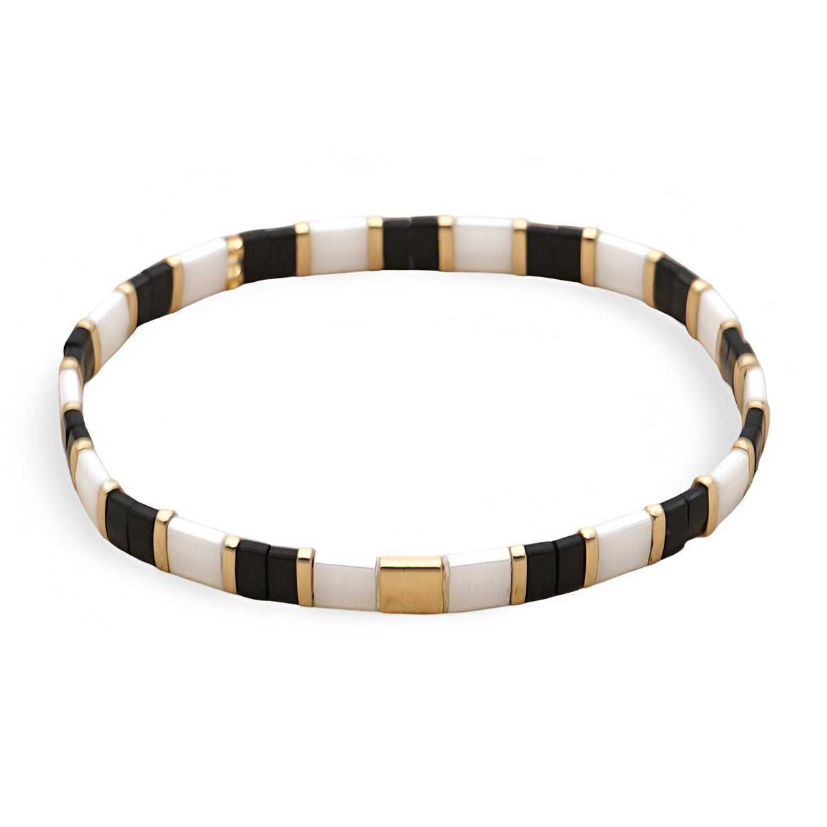 Bracelet fin en perles japonaises noires, blanches et dorées au design rectangulaire élégant.