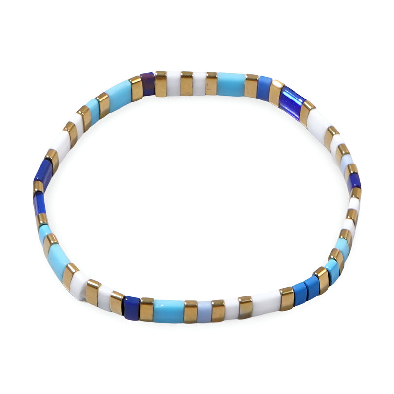 Bracelet fin en perles japonaises plates bleu clair, bleu foncé, blanc et or, style Okawo.