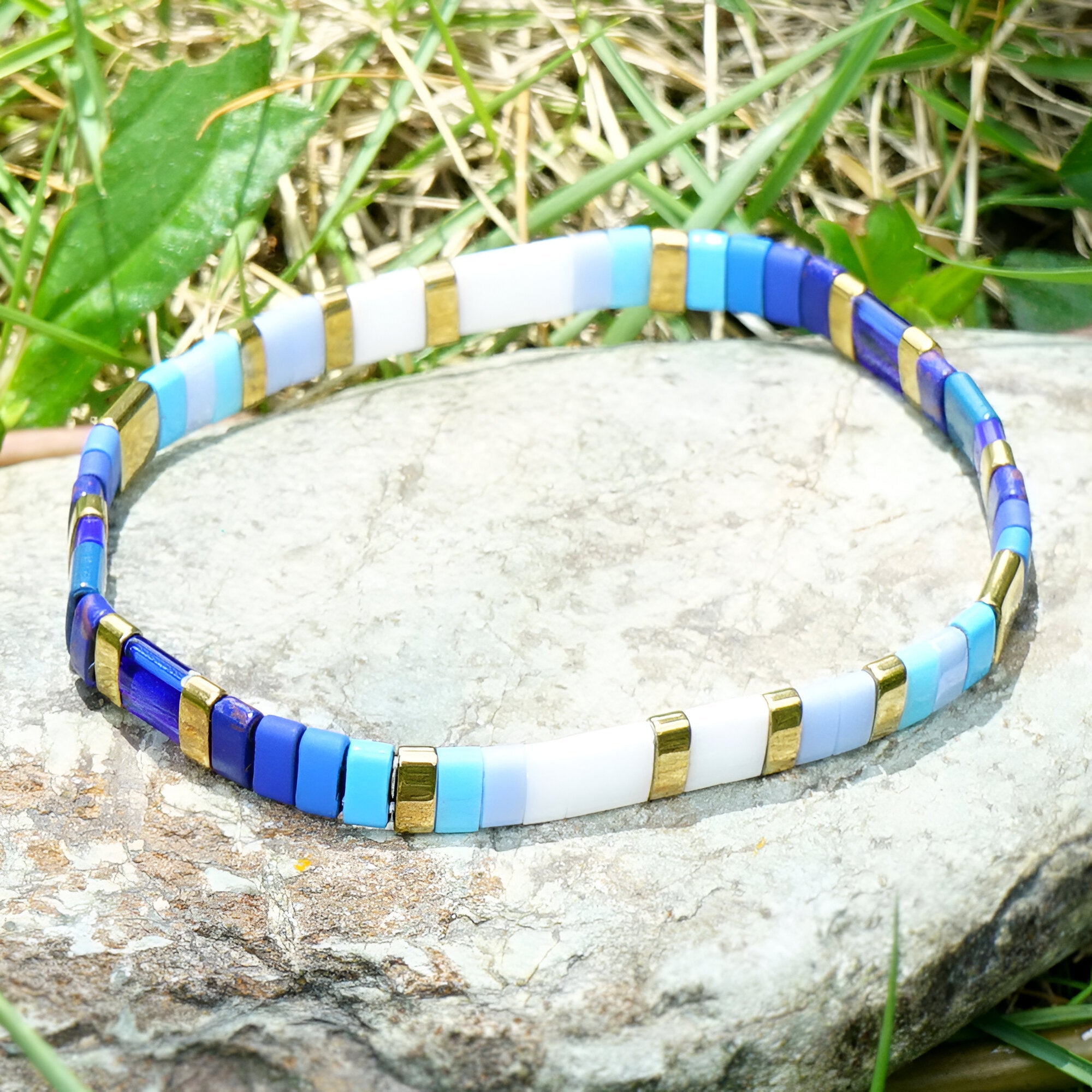 Bracelet femme en perles japonaises carrées bleues, blanches et dorées, style Okawo.