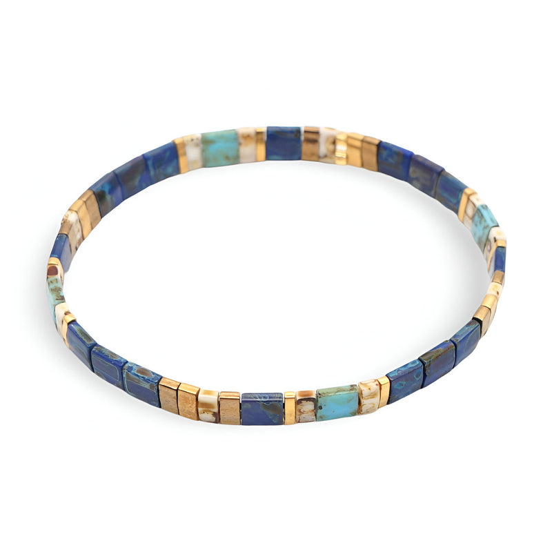 Bracelet femme en perles carrées bleu, turquoise et doré, modèle Rika, design élégant et minimaliste.