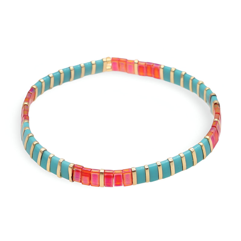 Bracelet fin en perles turquoise et rouge orangé, chaînette dorée, style moderne et coloré.
