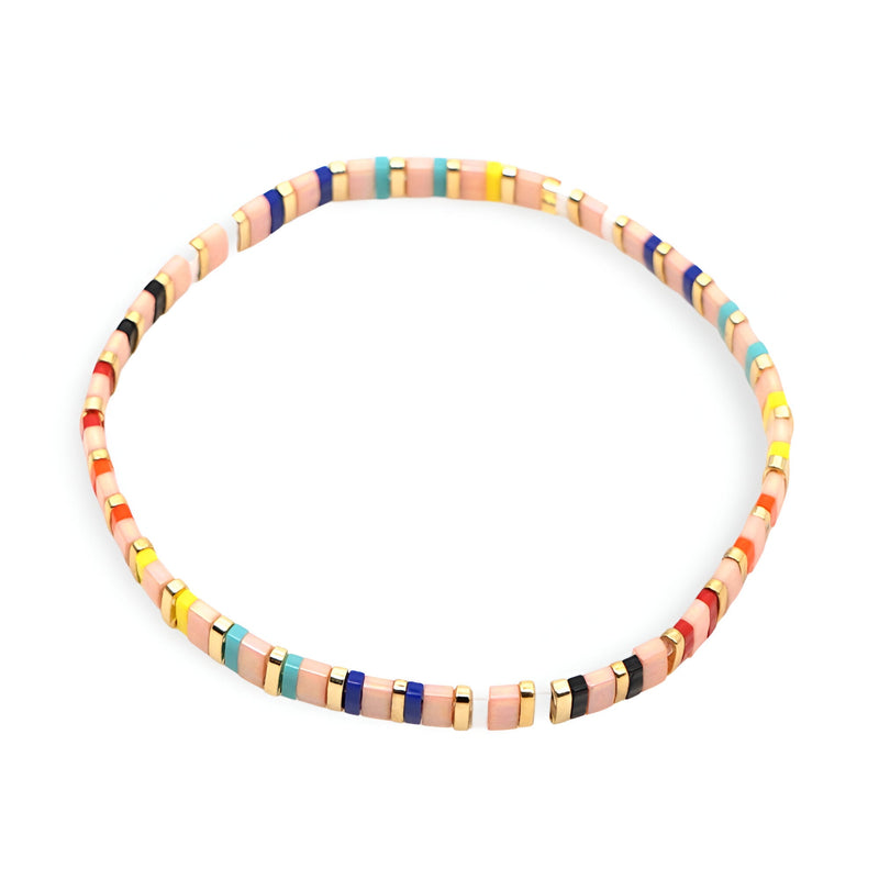 Bracelet femme en perles japonaises multicolores, motif géométrique délicat.