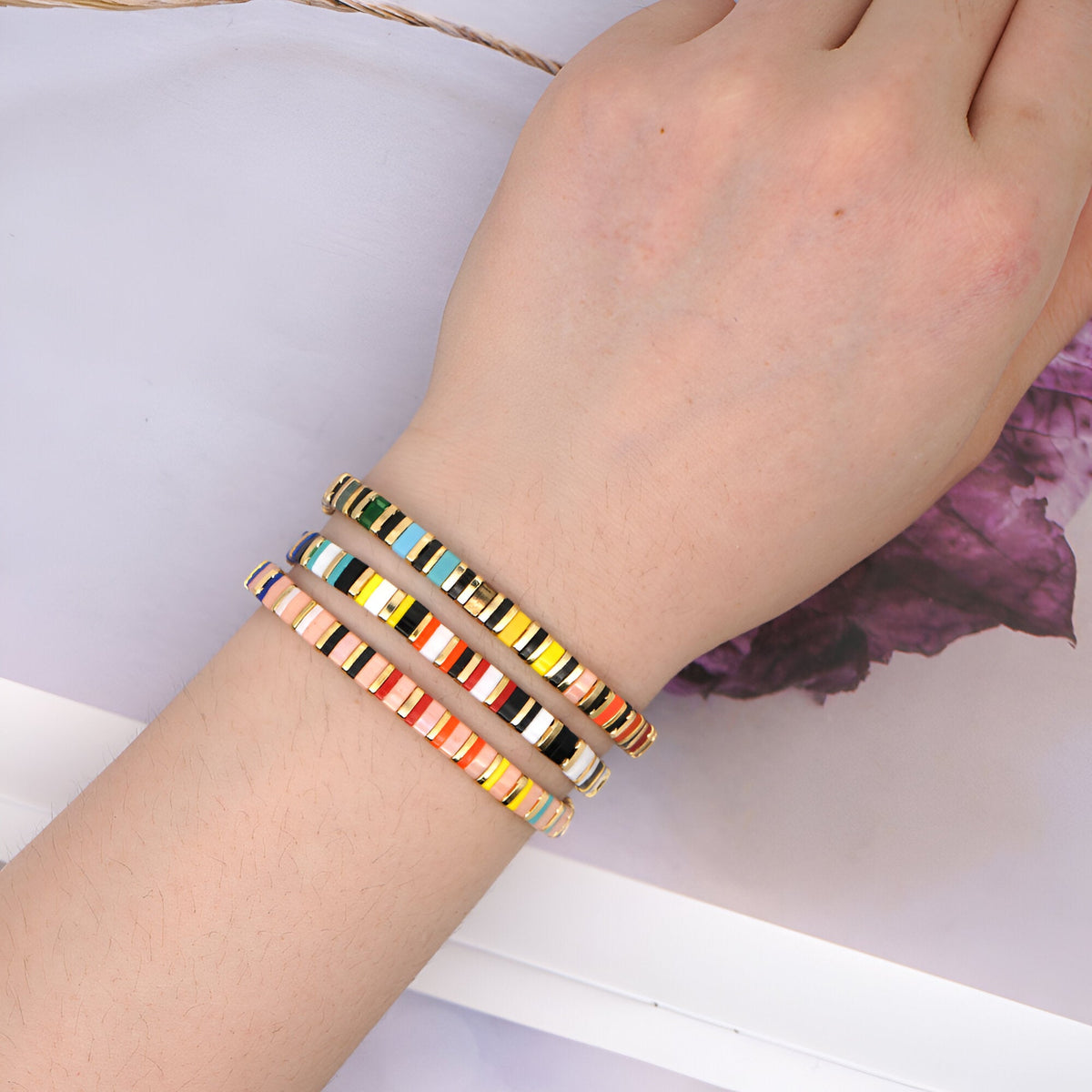 Bracelet femme en perles multicolores japonaises, fines et rondes, motifs rayés subtils.