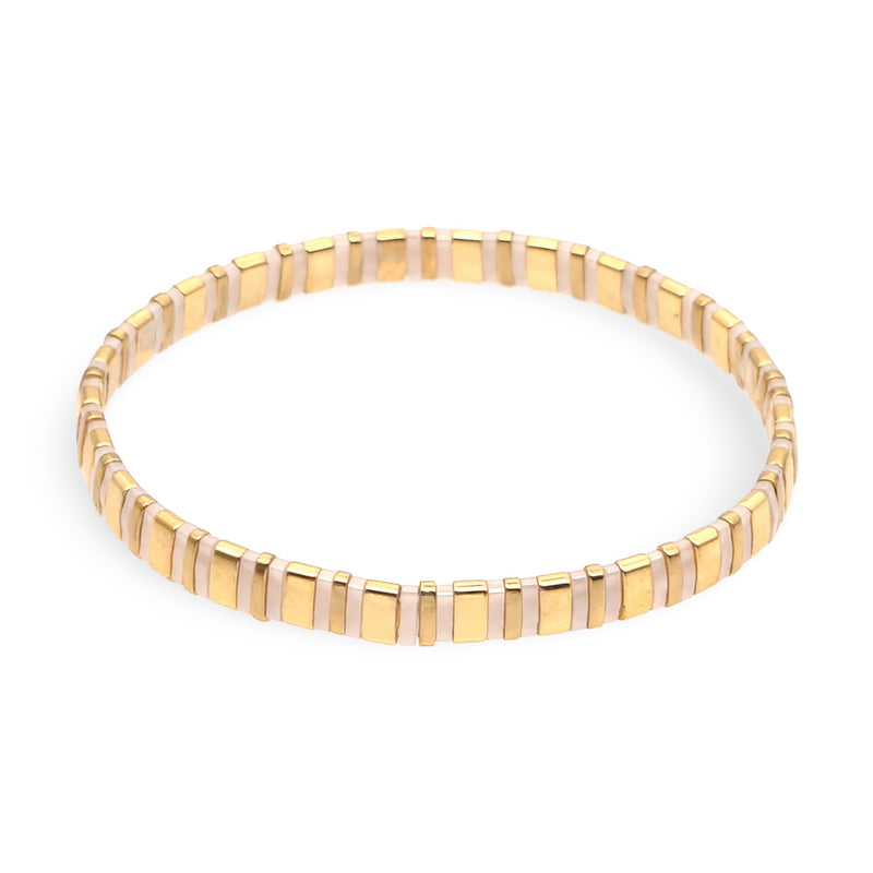 Bracelet pour femme en perles japonaises jaune or avec détails rectangulaires lisses.