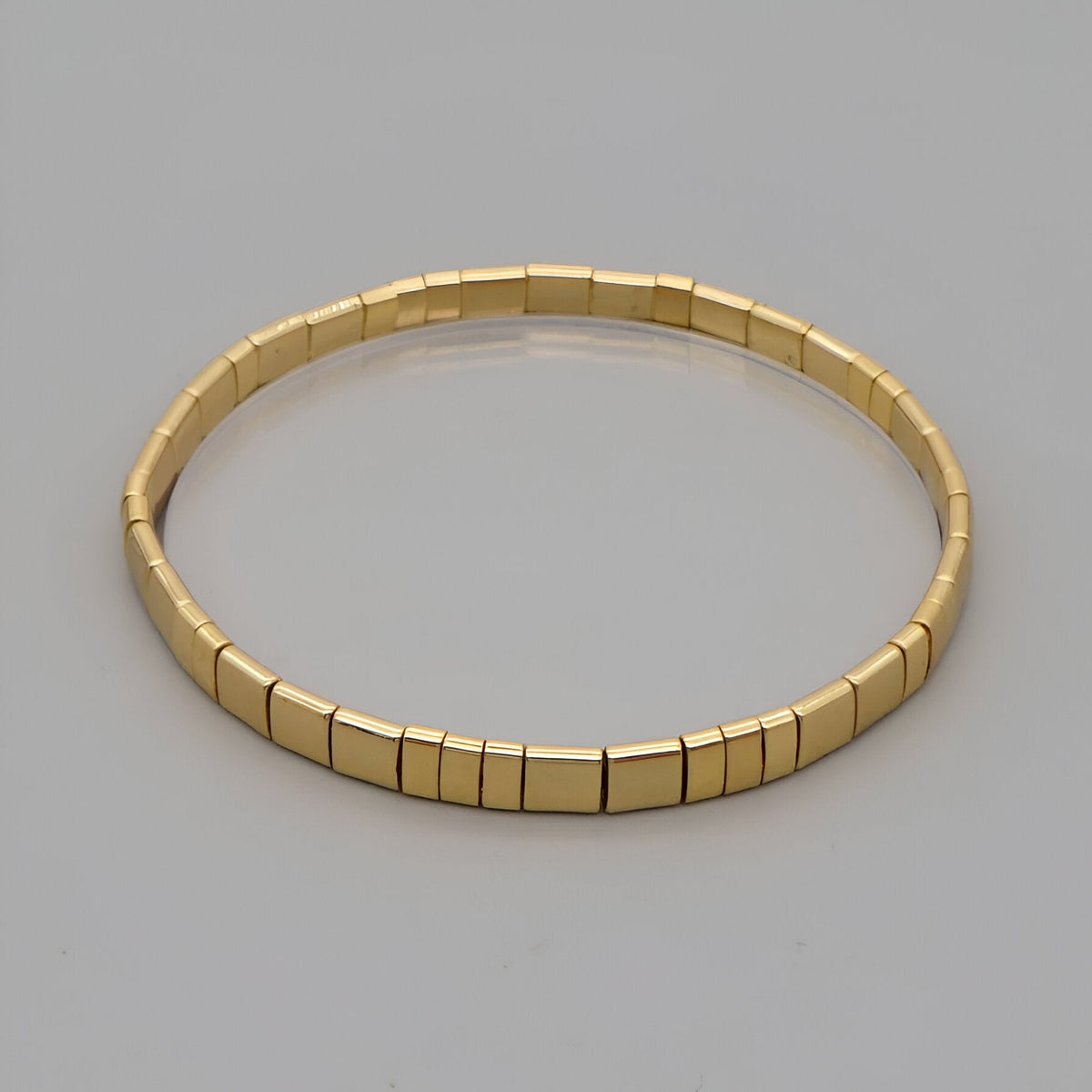 Bracelet femme or en perles carrées métalliques dorées modèle Suzuka simple et élégant.