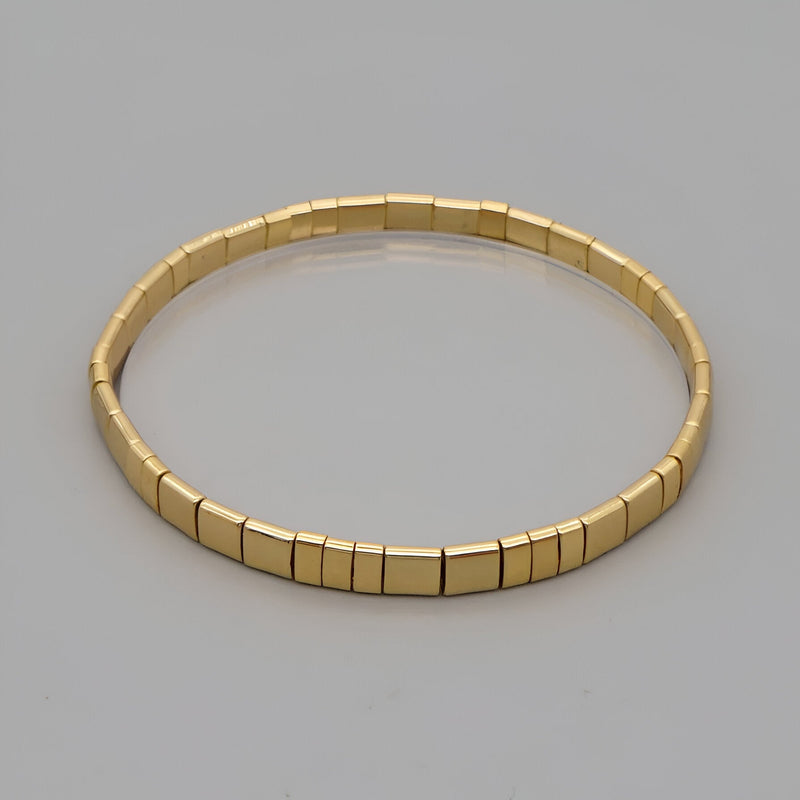 Bracelet femme or en perles carrées métalliques dorées modèle Suzuka simple et élégant.