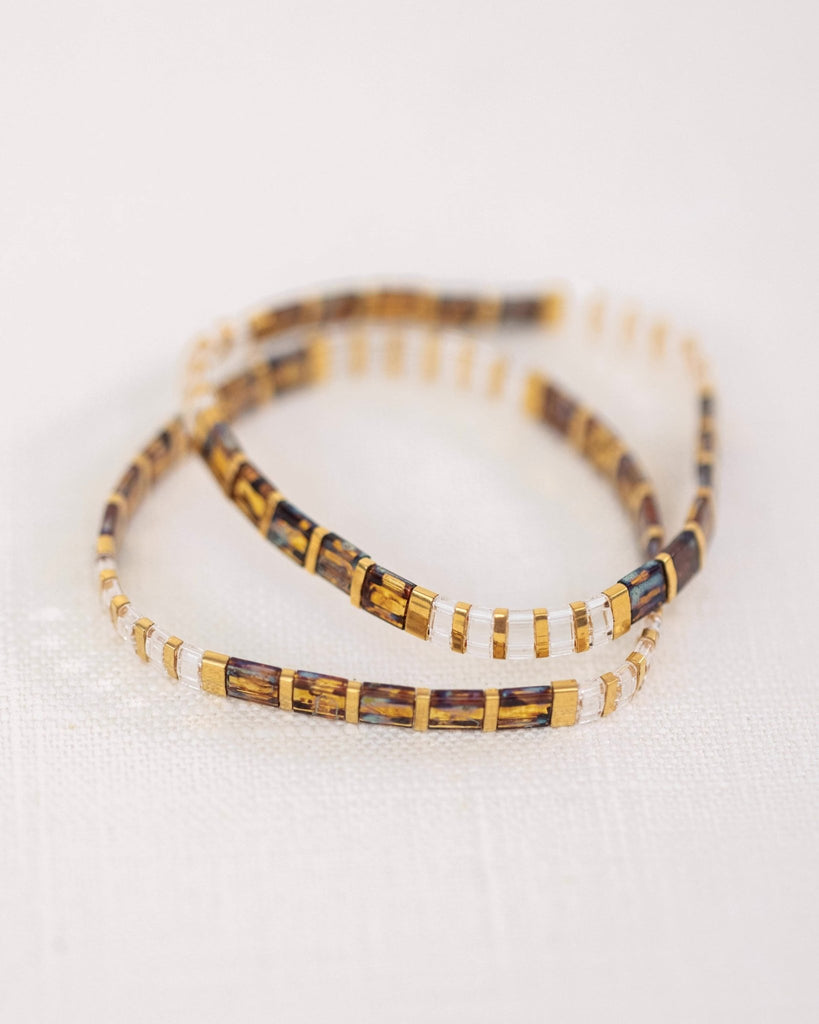 Bracelet femme en perles du Japon marron et doré, style Tatoa élégant et fin.