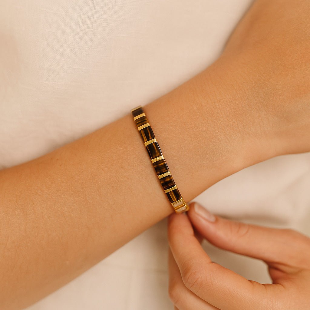 Bracelet femme en perles marron et dorées, style minimaliste et élégant, modèle Tatoa.