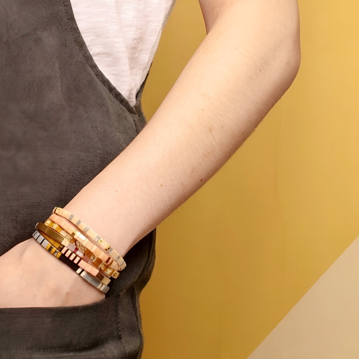 Bracelet Tomoe en perles dorées japonaises, style multiple rangs, porté au poignet féminin.