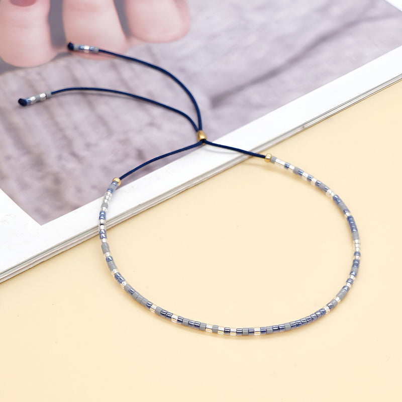 Bracelet Tsunada en perles japonaises argentées avec fil bleu réglable.