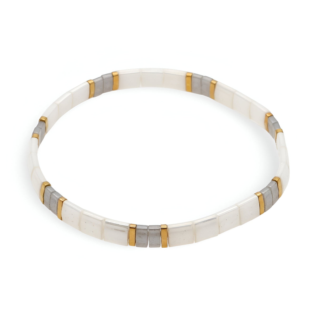 Bracelet femme en perles japonaises blanches avec accents dorés et gris, modèle Yoko.