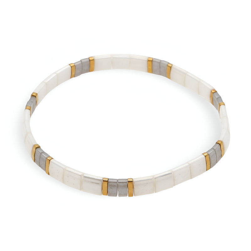 Bracelet femme en perles japonaises blanches avec accents dorés et gris, modèle Yoko.