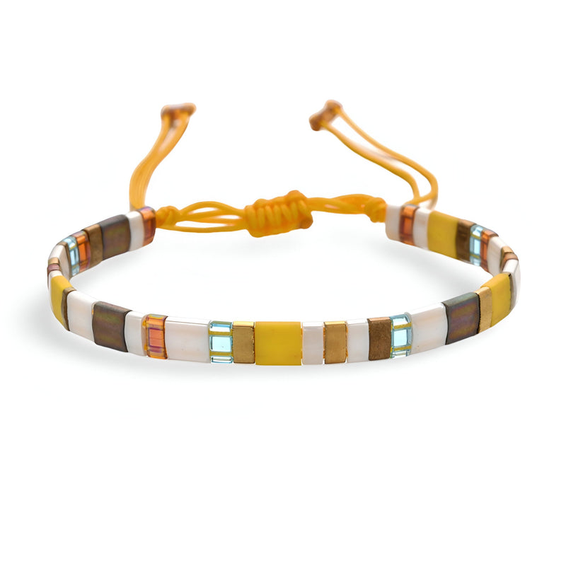 Bracelet réglable en perles carrées jaunes, marron et turquoise sur cordon jaune.